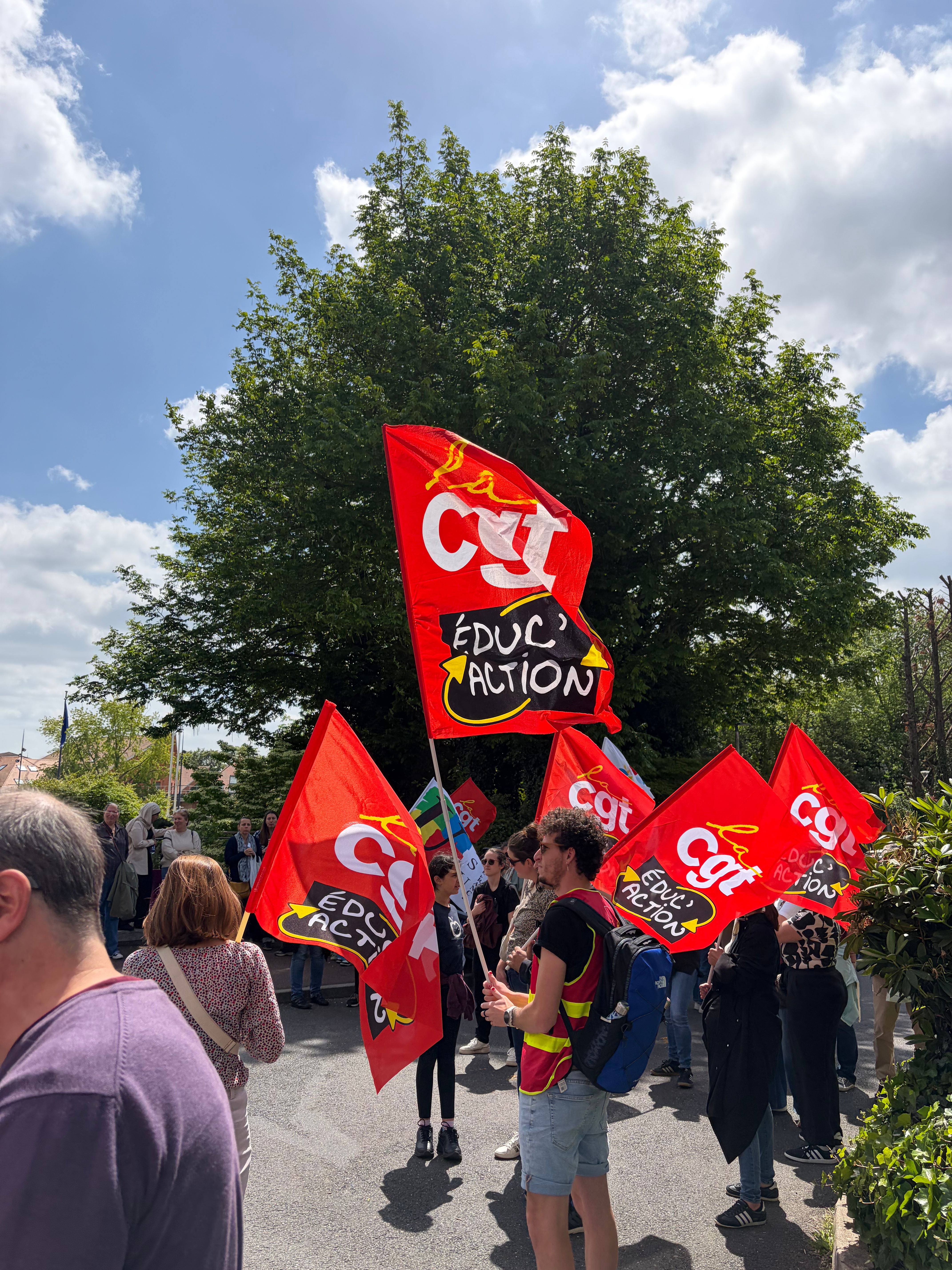 AESH maltraitées, classes supprimées, austérité. La situation est explosive : pas de résignation, continuons la mobilisation !